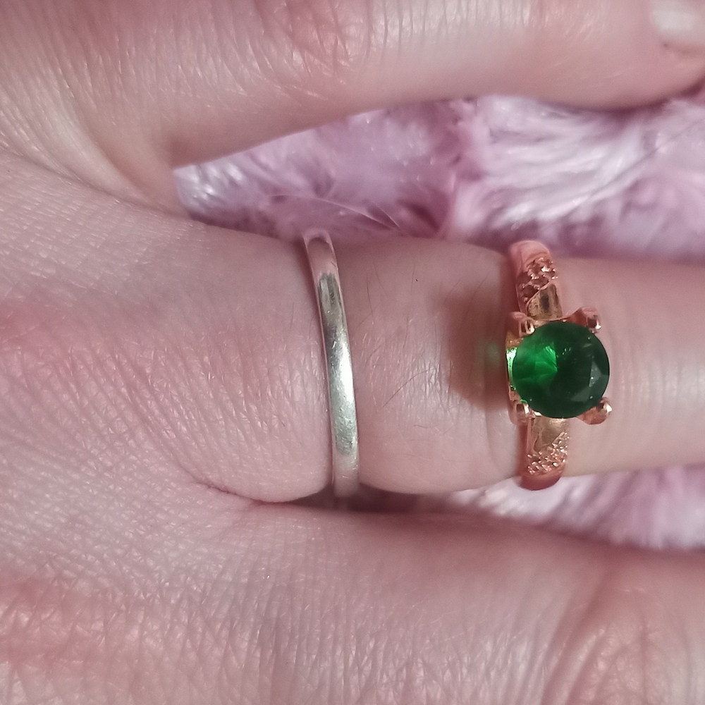 Elegant Green and Gold Women's Ring